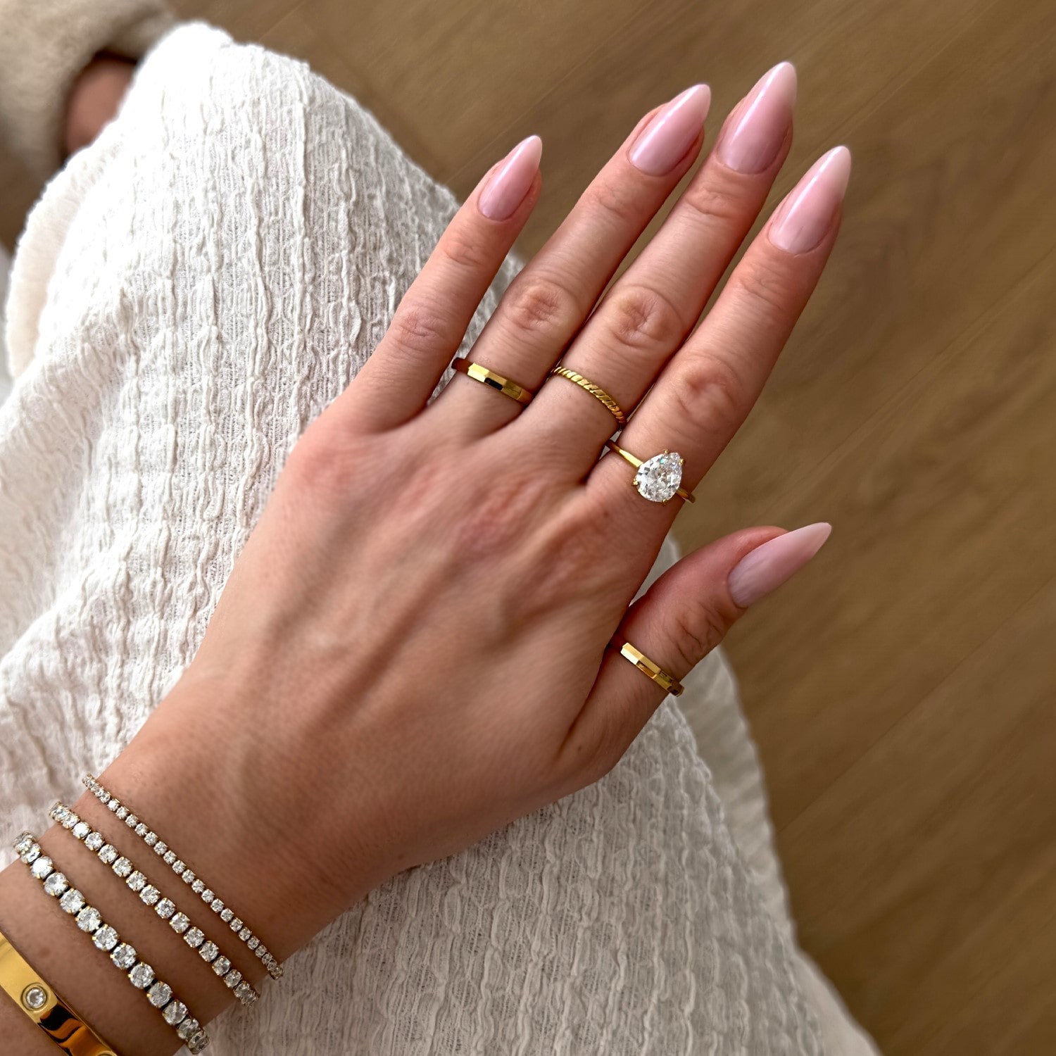 ring-mit-ovalem-stein-gold-min.jpg